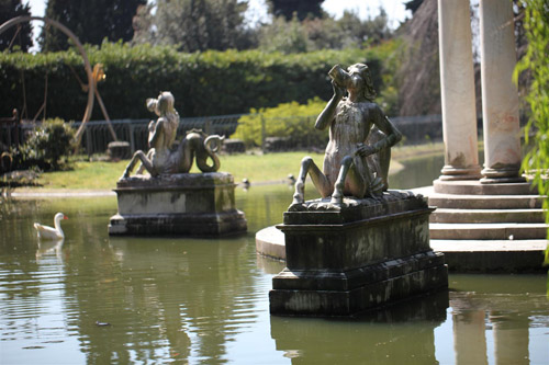 Villa Durazzo Pallavicini sculture nel laghetto