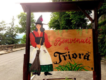 Trioria cartello di benvenuto con strega