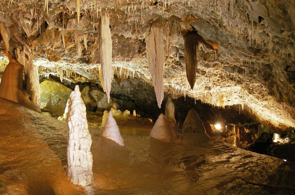 Borgio Verezzi concentrazioni calcaree nelle grotte