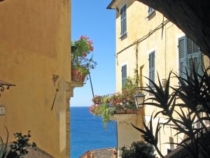 Cervo scorcio sul mare tra due casette