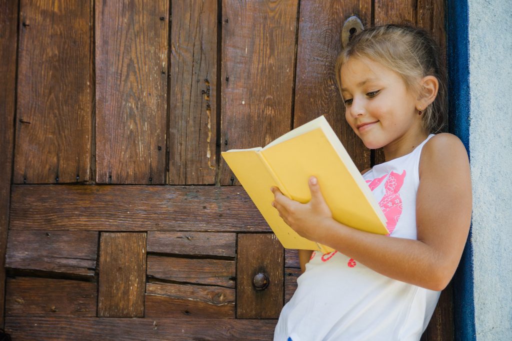 bambina rilegge diario vacanze