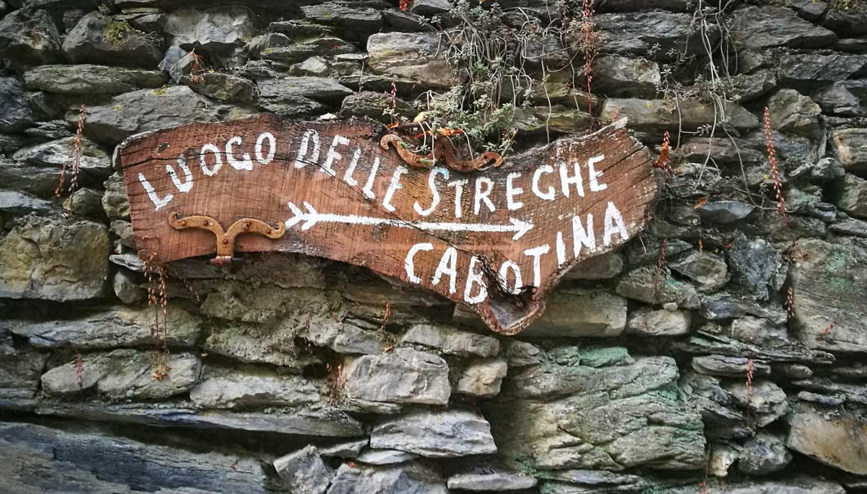 Trioria cartello streghe