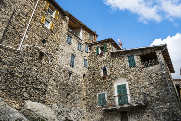 Triora case antiche e cielo blu