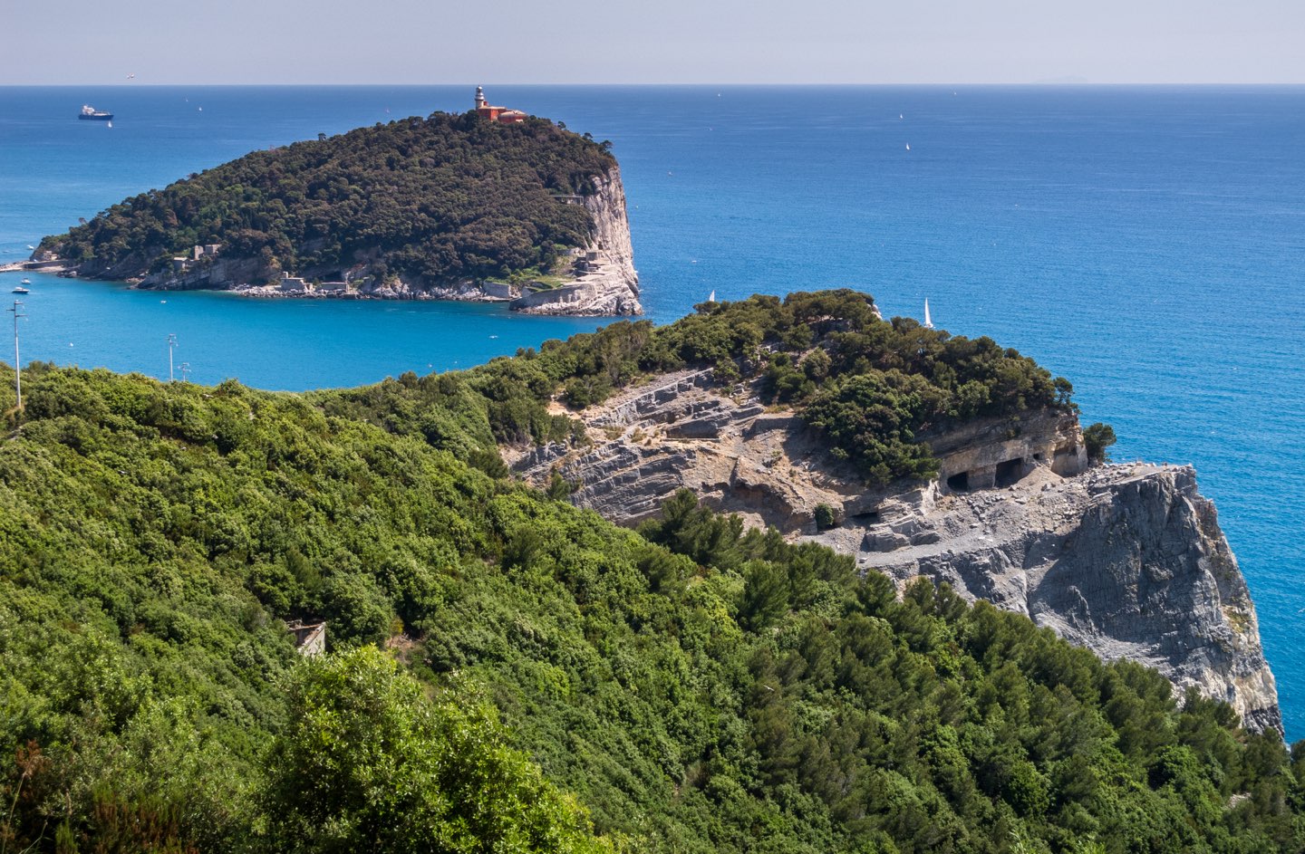 Vista dell'isola del Tino dall'isola Palmaria