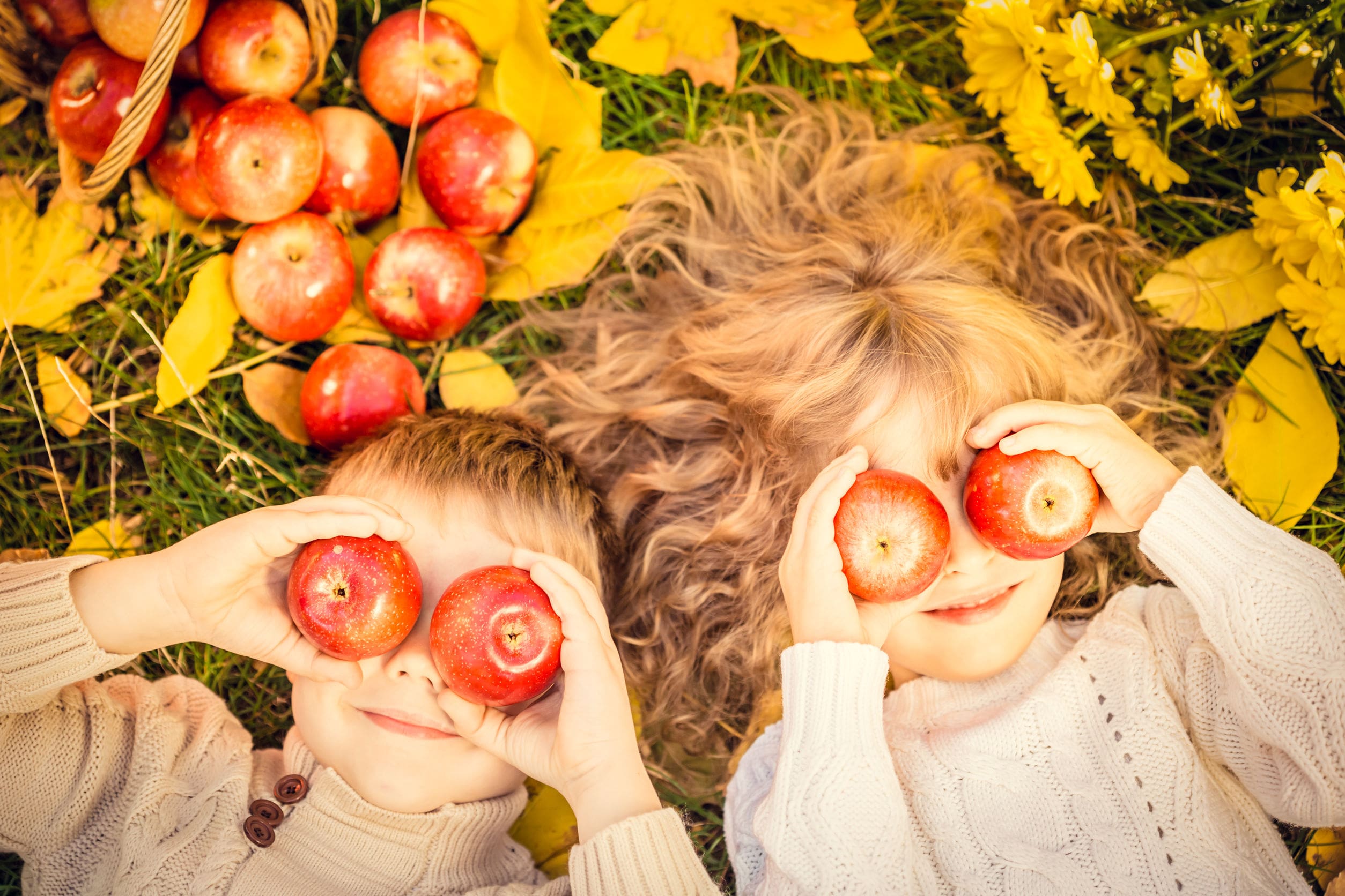 bambini con frutta d'autunno mele