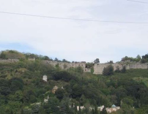 Ein Spaziergang im Parco Urbano delle Mura: zwei Wege zur Entdeckung der Forts von Genua