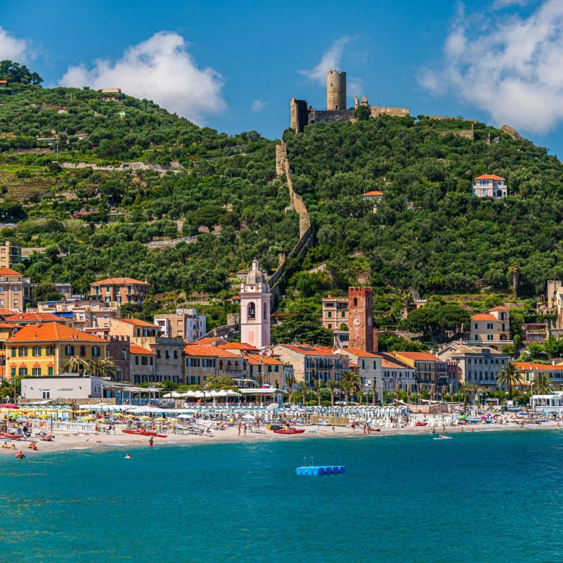 Il borgo di Noli visto dal mare