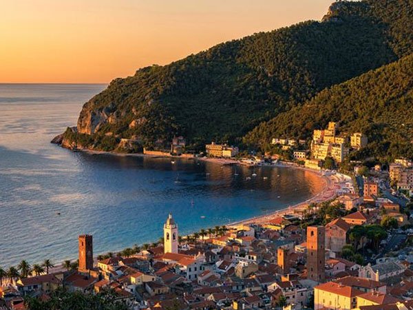 Noli vista del paese al tramonto