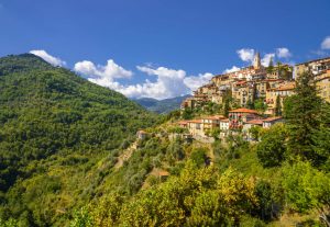 Apricale vista sul paese immersa nella natura