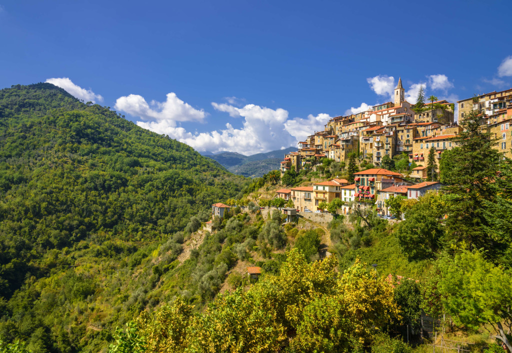 Apricale vista sul paese immersa nella natura