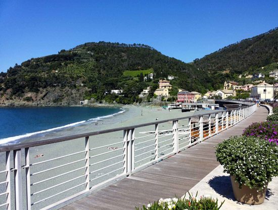 Bonassola lungomare con spiaggia libera
