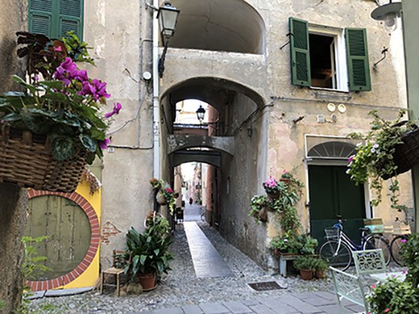 Finalborgo a spasso per il borgo medievale