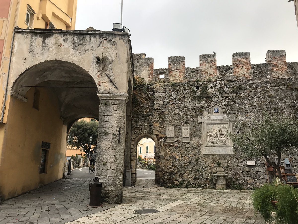 Finalborgo mura di pietra del paese