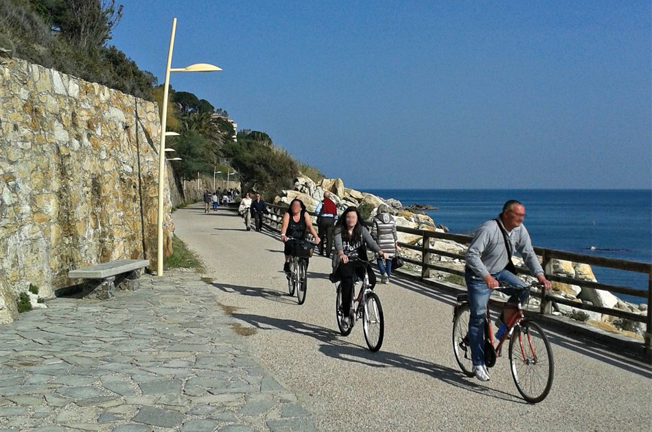 Varazze lungomare Europa con ciclisti