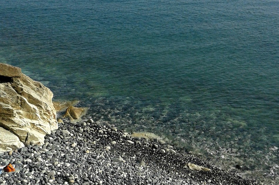 Varazze spiaggia con ciottoli e mare cristallino