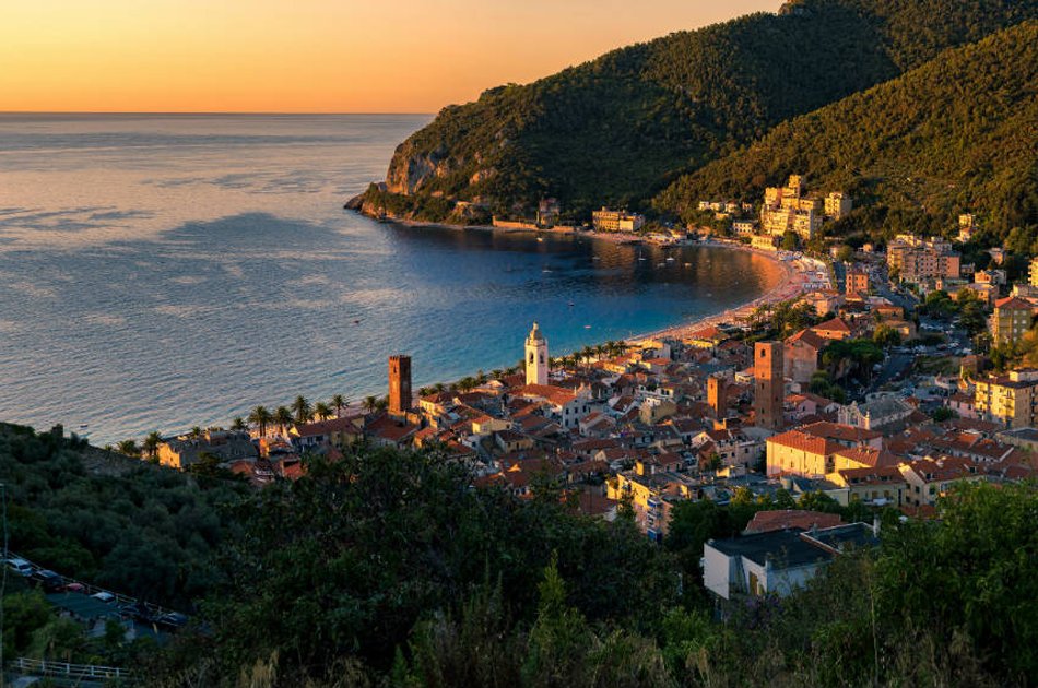 Noli alba e panorama del borgo medievale e della spiaggia