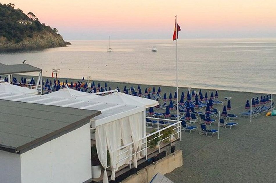 Bonassola spiaggia con i colori del tramonto