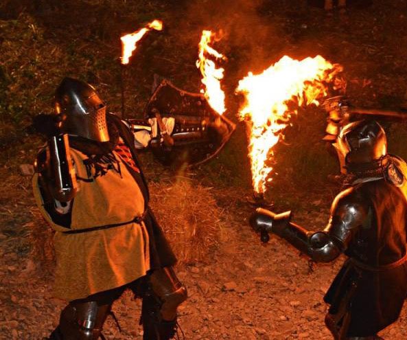 Finalborgo battaglia di rievocazione storica con il fuoco di notte