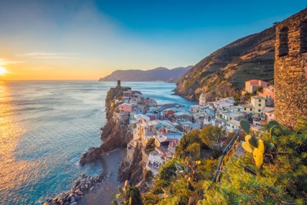 Cinque Terre panorama stupendo paesino sul mare al tramonto
