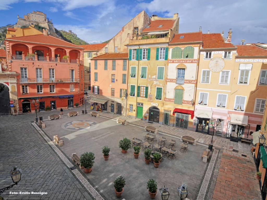 Finalborgo piazza interna al borgo