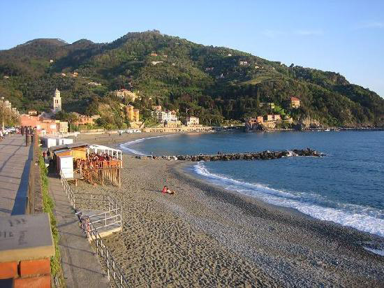 Levanto spiaggia libera con monti sullo sfondo