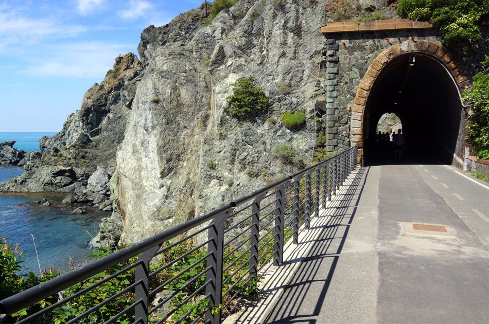 Levanto pista ciclopedonale tra mare e passaggi dentro le scogliere