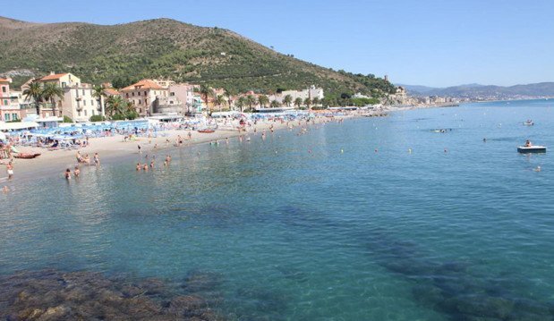 Ceriale spiaggia con mare azzurro cristallino