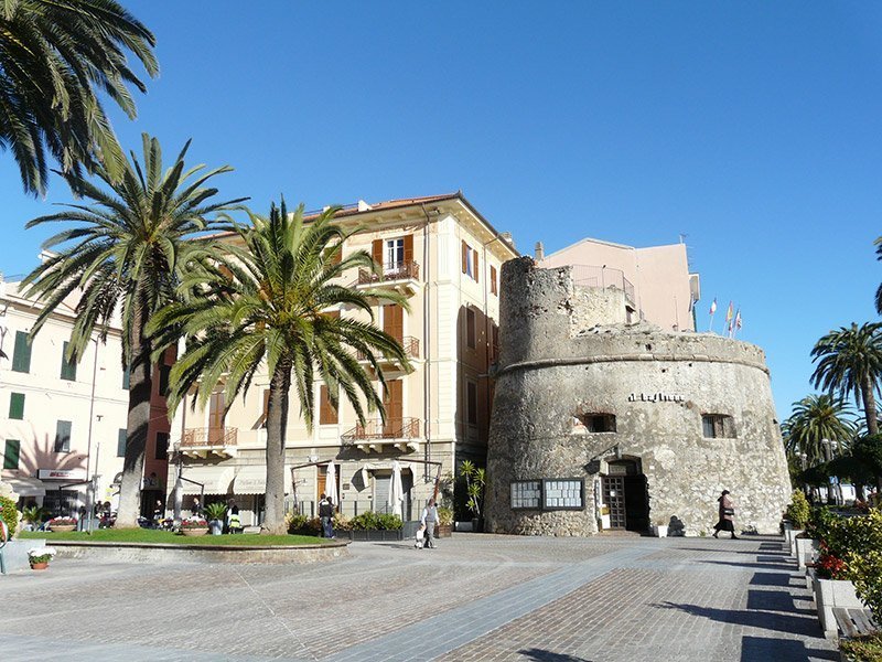 Ceriale fortino in pietra interno al borgo