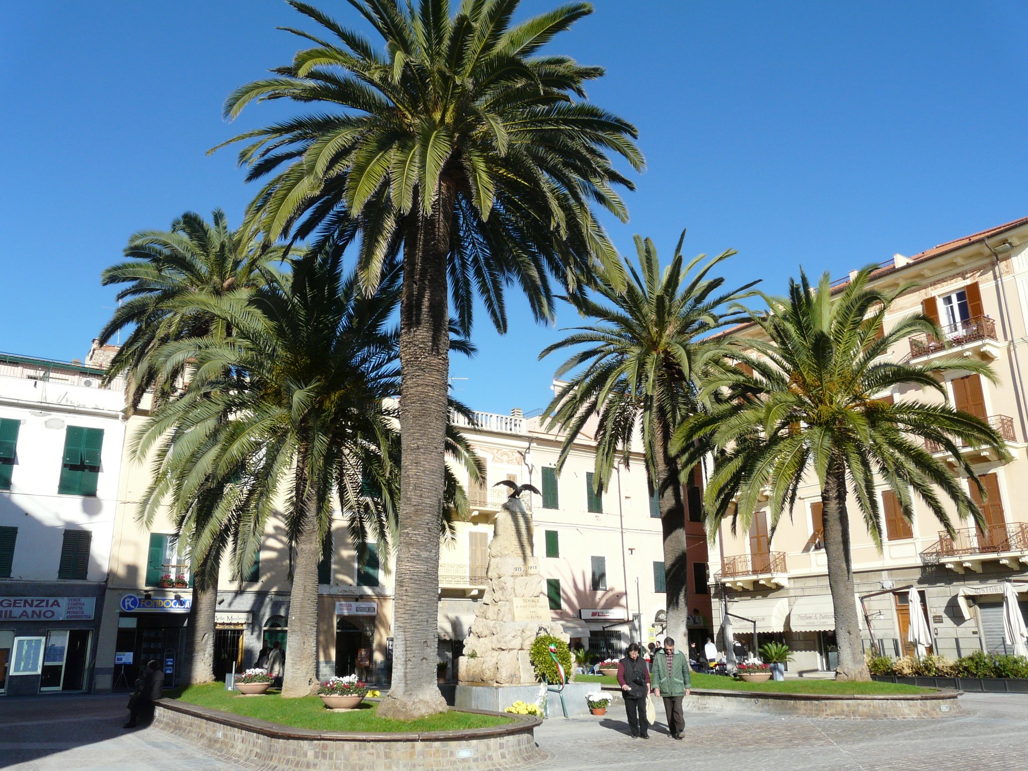 Ceriale piazzetta dentro la città