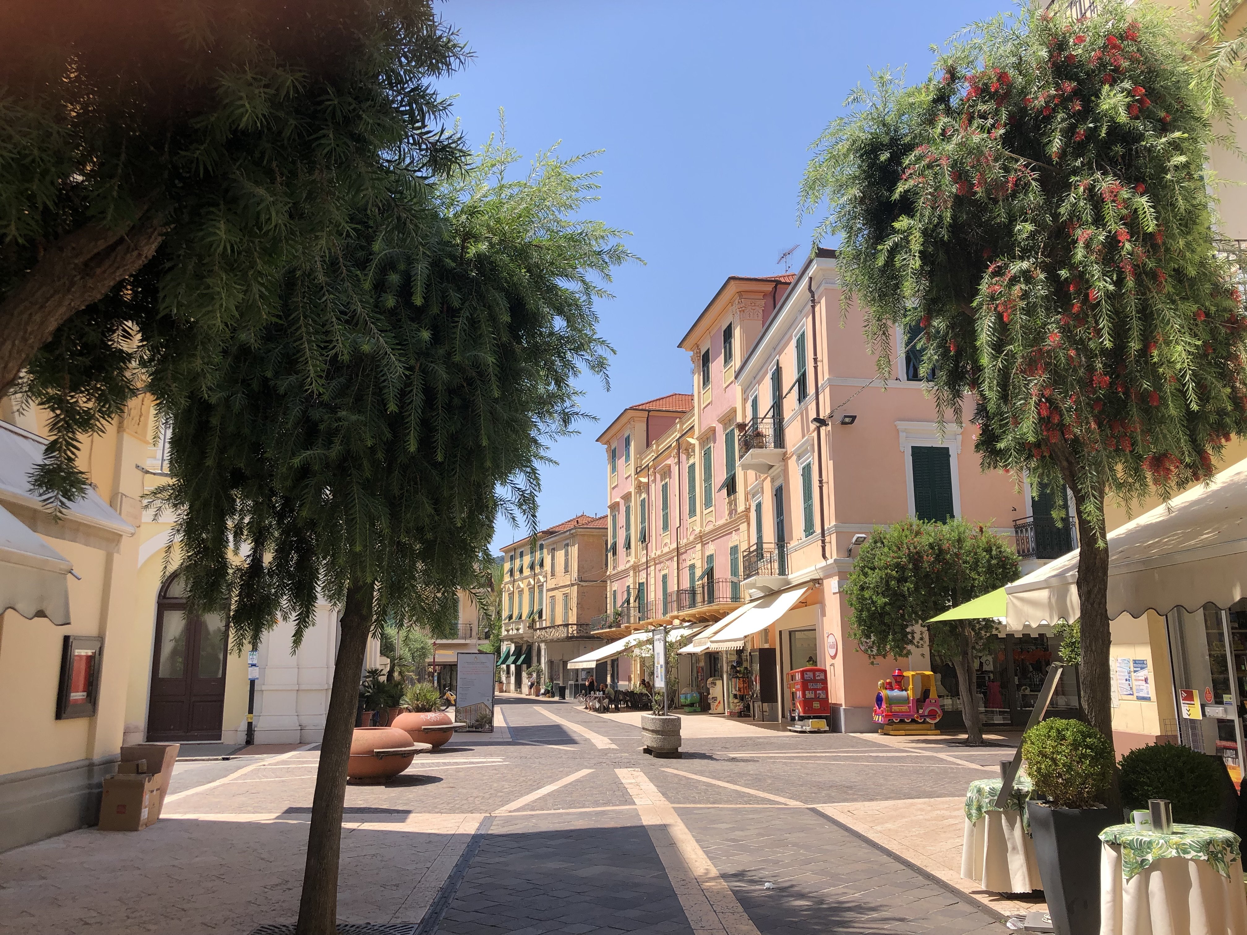 Diano Marina piazzetta alberata nella città