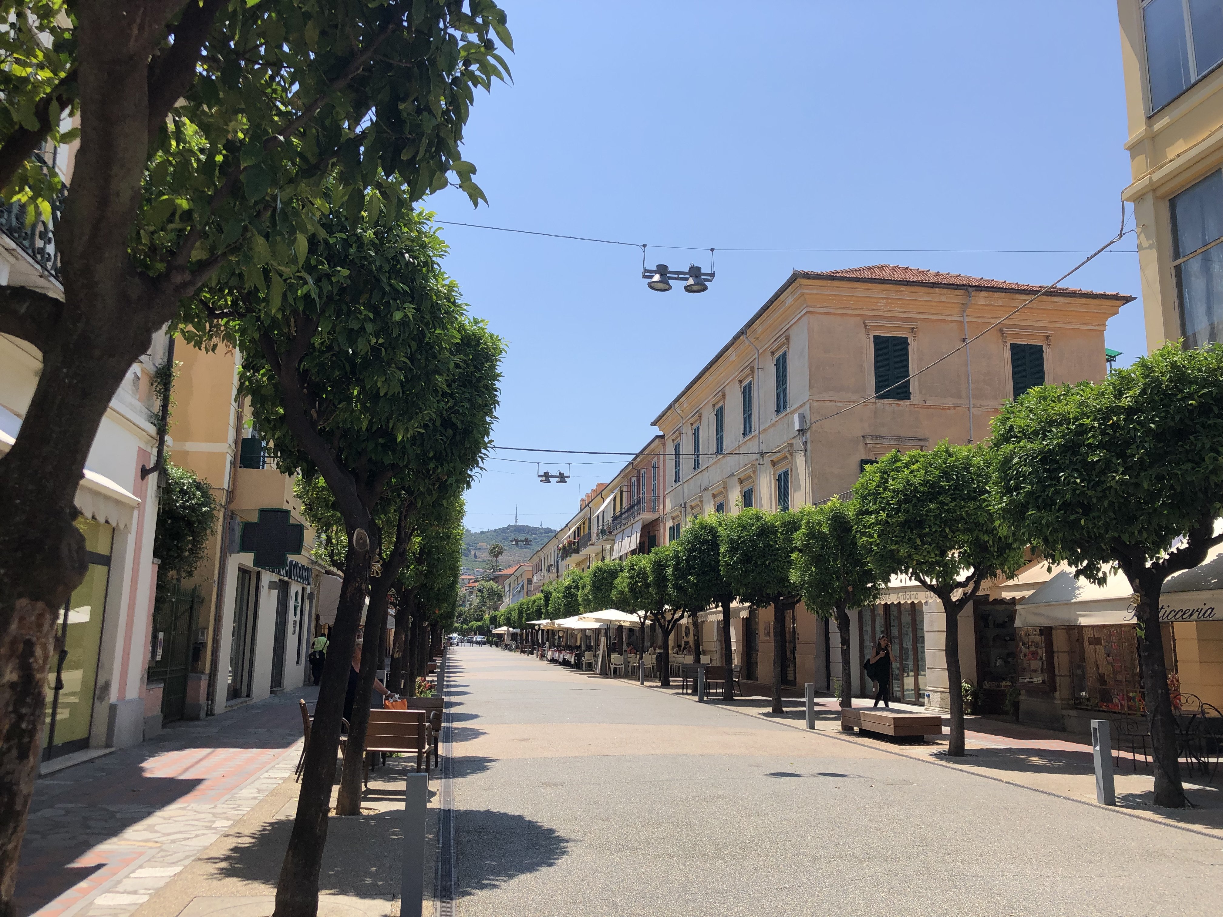 Diano Marina via alberata nella città
