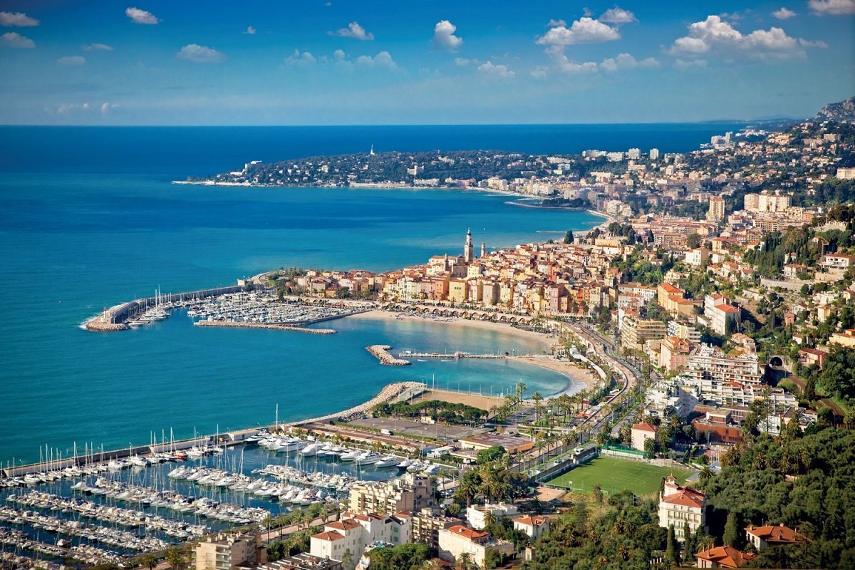 Sanremo vista dall'alto con il porto in primo piano