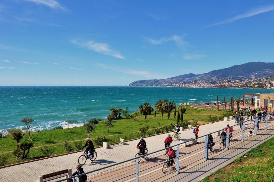 Sanremo ciclisti sul lungomare e panorama sul mare