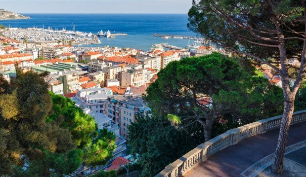 Sanremo la città vista dall'alto con il mare sullo sfondo