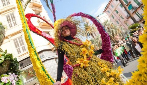 Sanremo donna con vestito di fiori