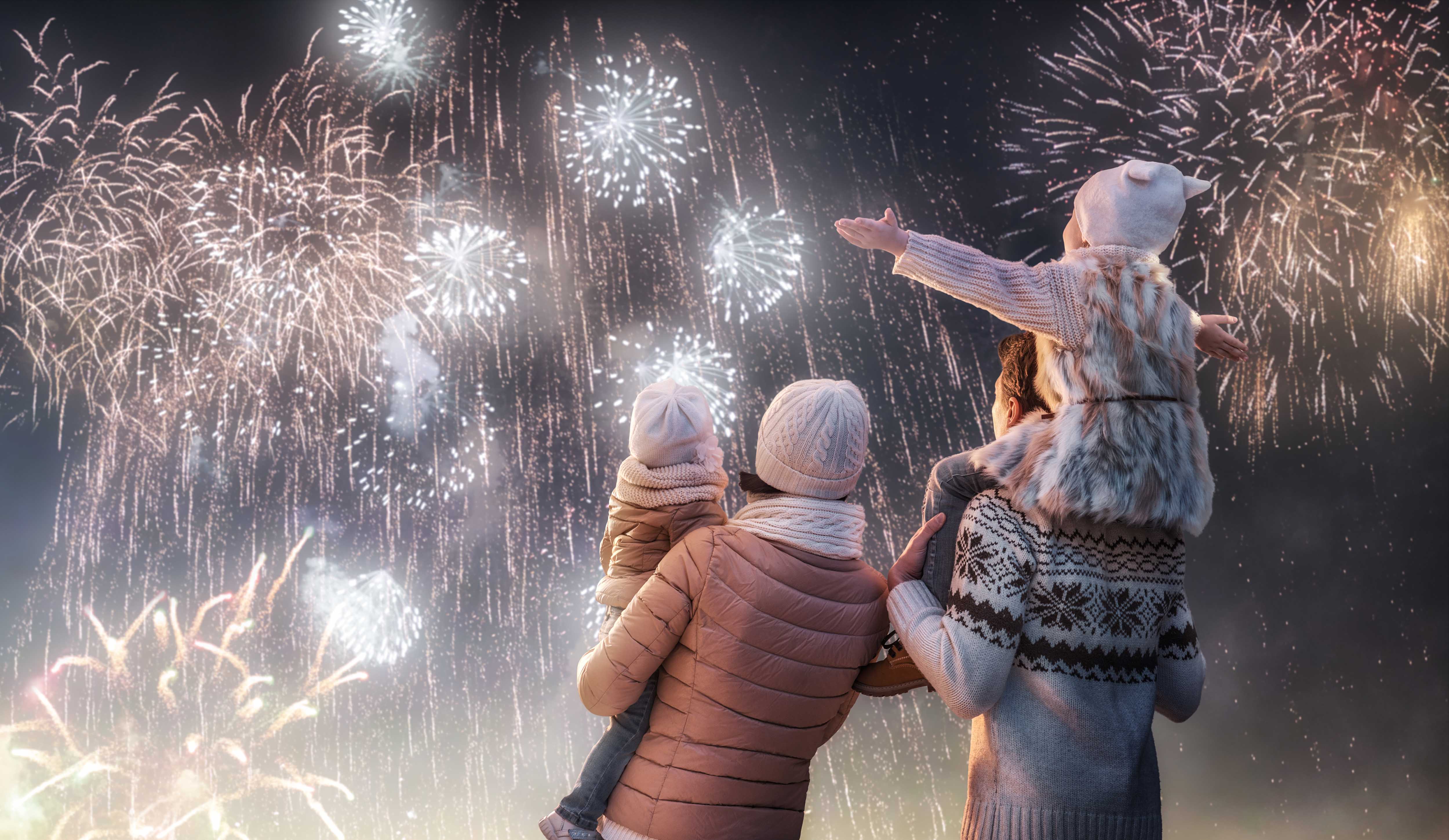 Capodanno in Ligura famiglia che guarda i fuochi d'artificio
