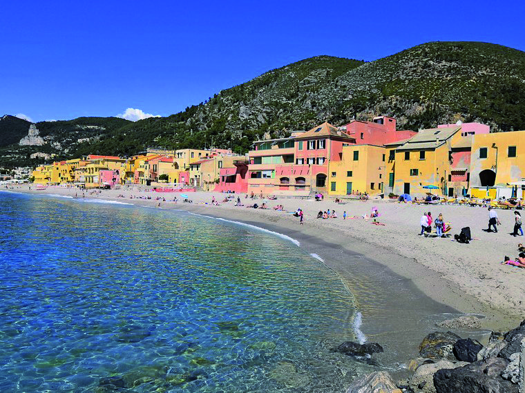 Varigotti casette colorate sul lungomare