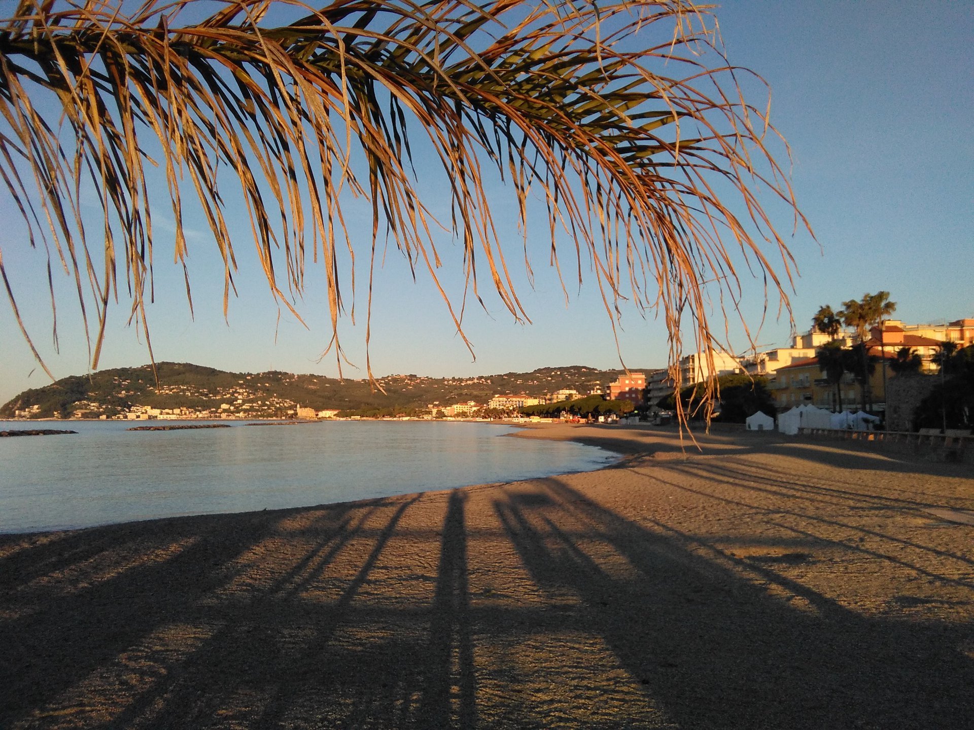 San Bartolomeo Al Mare spiaggia vuota all'alba