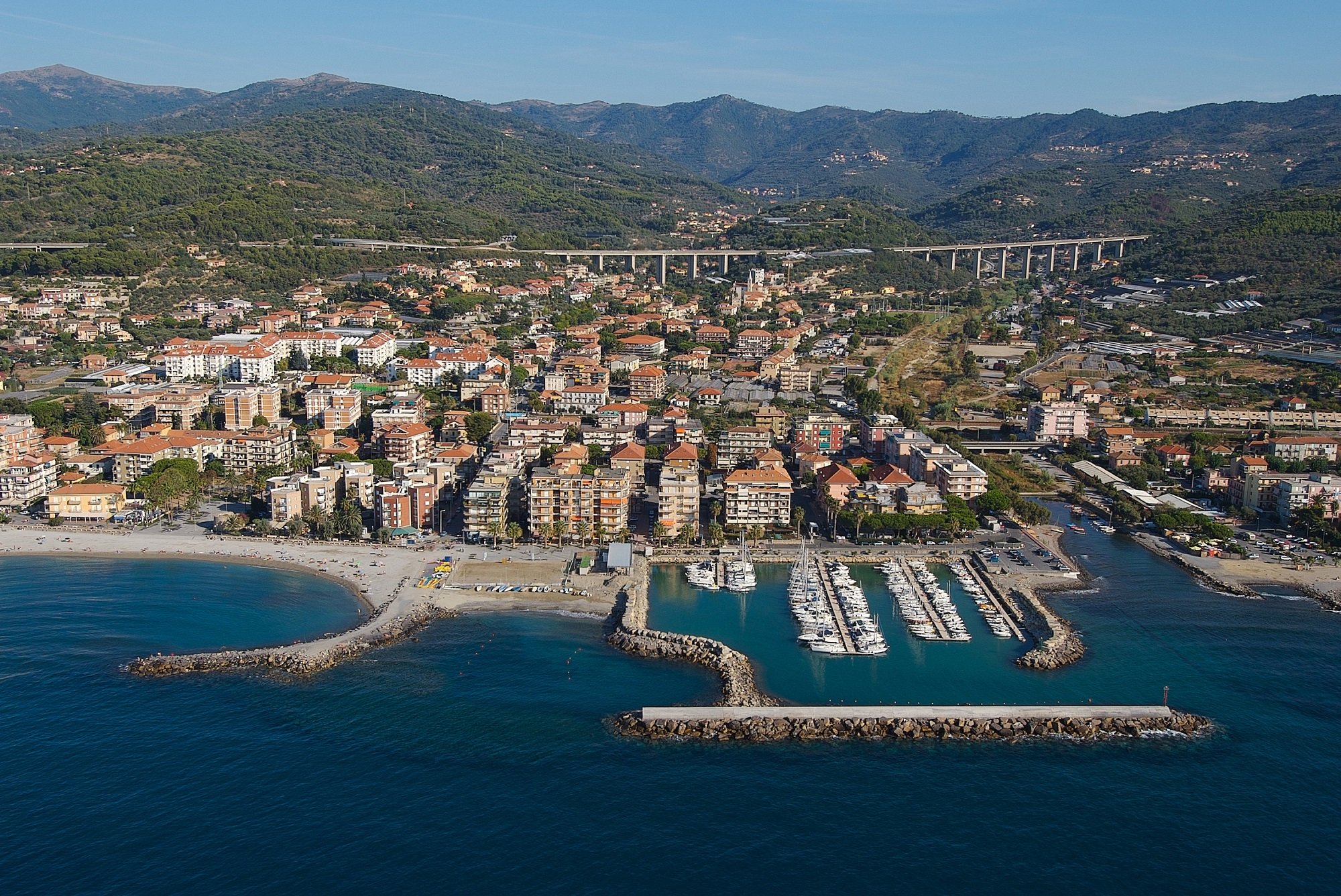 San Bartolomeo Al Mare vista dall'alto sul porticciolo