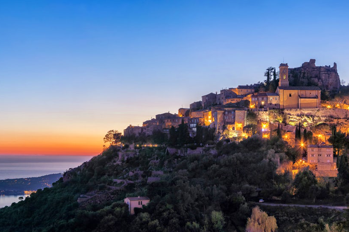 Costa Azzurra vista su Saint Paul de Vence al tramonto