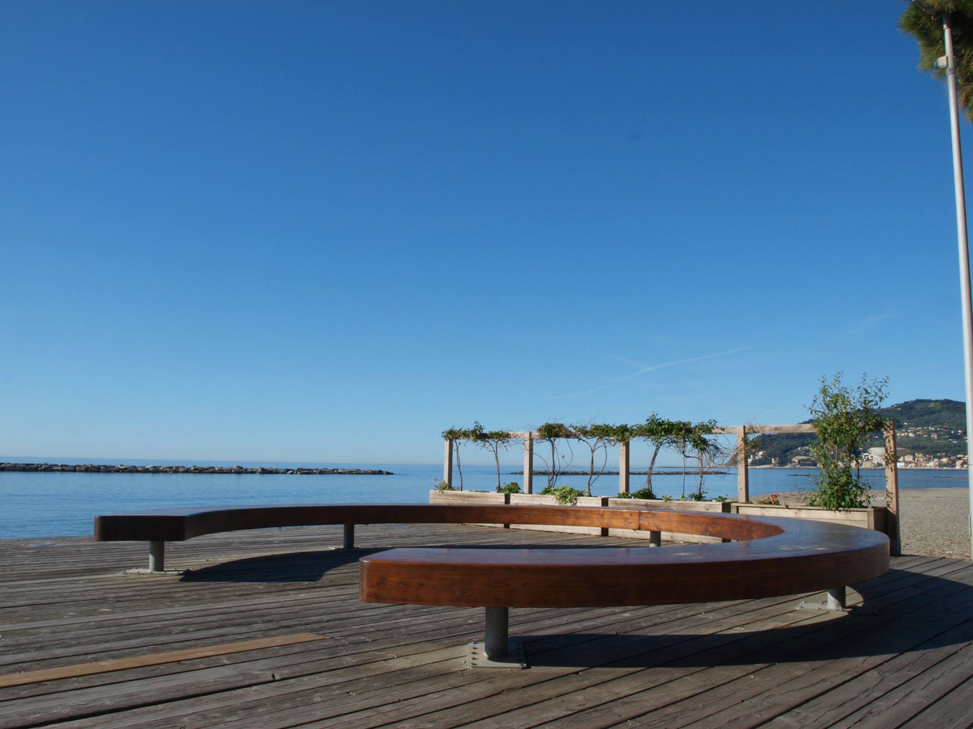 San Bartolomeo Al Mare panchina vicino al mare