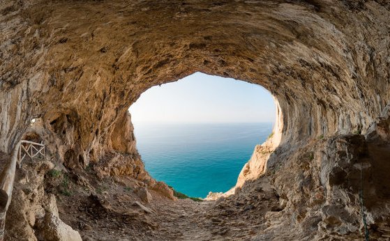 Tra Noli e Varigotti dettaglio della grotta dei Falsari