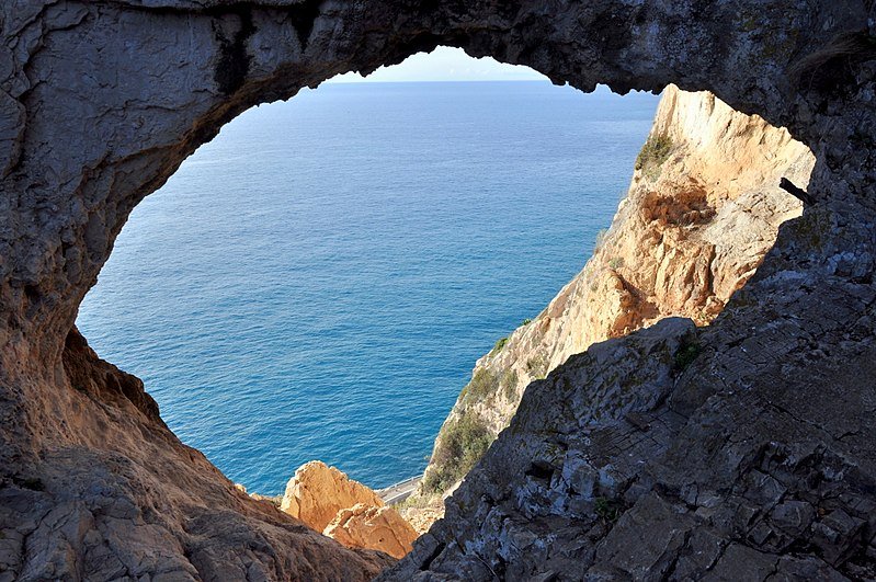 Tra Noli e Varigotti la grotta dei falsari