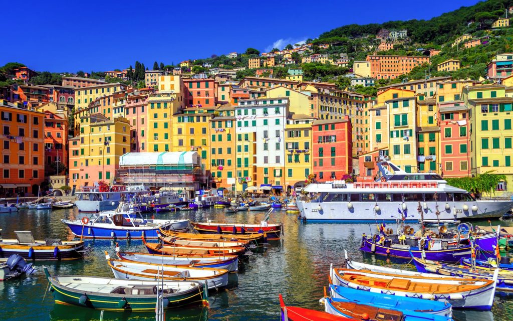 Camogli dettaglio del porticciolo con le case tipiche liguri