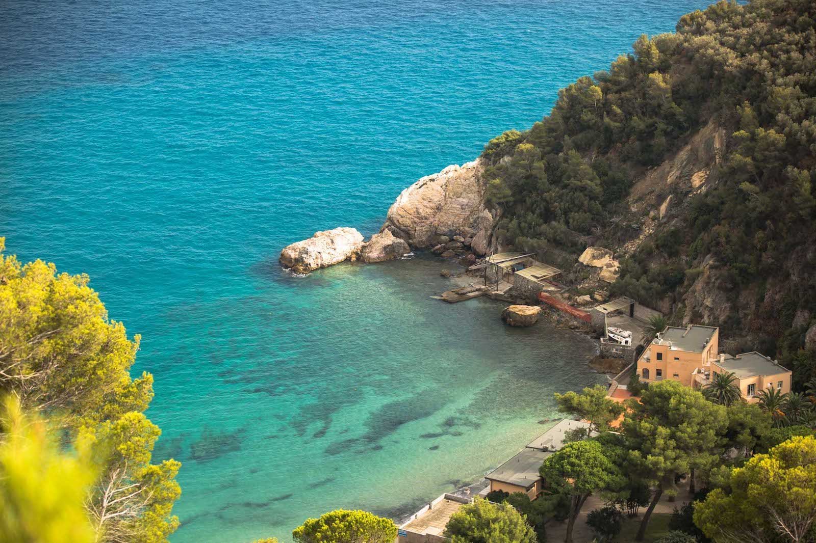 Varigotti spiaggia vista dall'alto sull'acqua cristallina