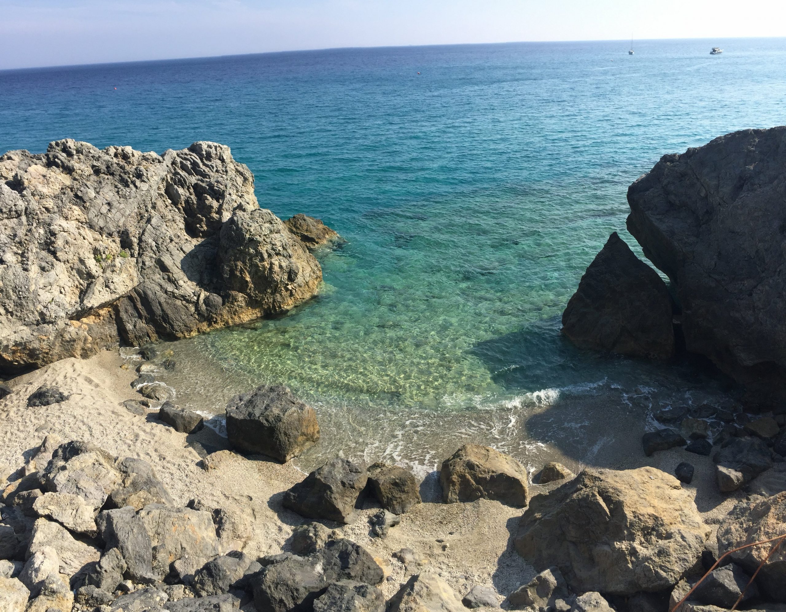 Varigotti spiaggia isolata con mare cristallino