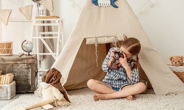 bambina organizzare un picnic a casa organizzare un picnic a casa