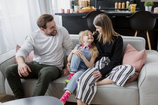 famiglia sul divano
