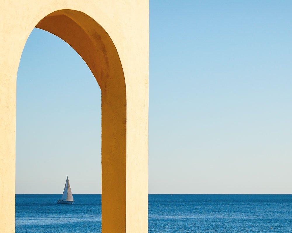 nave a largo del mare in liguria