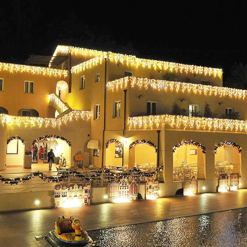 Villaggio di Giuele addobbato per Natale
